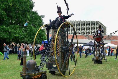 Hingucker im Stadthallenpark: Abenteuerlich anmutende Fantasiefahrzeuge im Stil des Steampunks unterwegs auf dem Gelände des Festivals Makers United. 