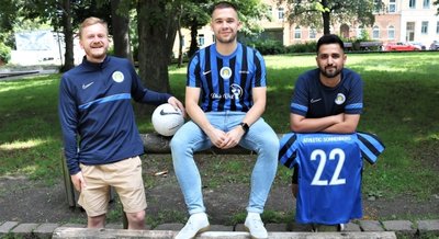 Cornelius Huster (l.) und Mustafa Mohamadi (r.) sind die Initiatoren des neuen Chemnitzer Fußball-Vereins Athletic Sonnenberg. Mit Jonas "Ferenc" Georgi (Mitte) bilden sie die gleichberechtigte Führungsspitze. 