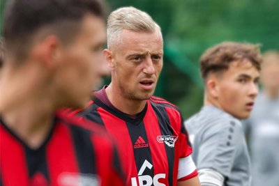 Kapitän Steve Kretschmar (Mitte) und seine Mitspieler von der Lok sind am Sonntag Gastgeber für Spitzenreiter Merkur Oelsnitz. Foto: Andreas Kretschel