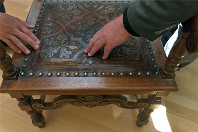 Deutlich sichtbare Risse im Leder wies der Arbeitsstuhl von Clemens Winkler im Juni, also vor der Restaurierung, auf.