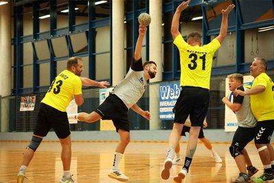 Tony Hennig von der SG Oberland (am Ball) wirft, die Oelsnitzer Sascha Haller, Michael Stache und Bernd Lehmann (von links) können nicht eingreifen.