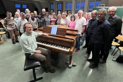 Das Florian-Geyer-Ensemble mit Chorleiter Frank Meier am Klavier.