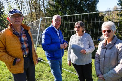 Großer Schreck für Familie Voigt in Zschorlau: Auf ihrem Grundstück hat sich ein Erdloch aufgetan. Bürgermeister Wolfgang Leonhardt (zweiter v. l.) ließ sich das Geschehene erklären.