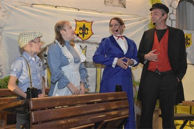Eine Szene aus dem Programm der Theatergruppe Schöneck mit Ronny Hochmuth, Cordula Zeidler, Theres Meinhardt und Felix Seifert (von rechts).