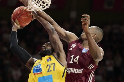 In Ludwigsburg war Eddy Edigin (links) noch Stammspieler und Leistungsträger. Hier hält er im Luftduell gegen Serge Ibaka vom FC Bayern München dagegen. Diese Rolle sollte er auch in Chemnitz einnehmen. Doch noch konnte der Center nicht überzeugen.