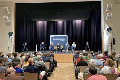 In der Aula der Rudolf-Hildebrandt-Schule diskutieren die Podiumsgäste auf dem "Sachsensofa". Der Abend wurde vor allem durch Fragen aus dem Publikum bestimmt.