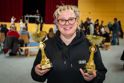 Organisatorin Susi Möller mit Pokalen für die Sieger.