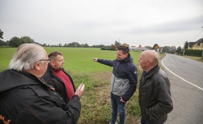 Der Wittgensdorfer Ortschaftsrat sieht Pläne für ein Gewerbegebiet kritisch. Das Foto vom Oktober zeigt die Räte Rainer Pilz, Kai Tietze, Jens Schubert und Bernd Welzel (von links) am Ort der Planungen. 