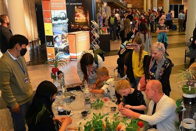 Viel Betrieb auch in der Stadthalle: Wegen des durchwachsenen Wetters zogen viele Aussteller vorsichtshalber um ins Trockene.