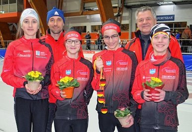 Stolze Mylauer: Lena Mothes (vorn von links), Johanna Brückner, Richard Ketzel und July Seifert mit den Trainern Stephan Mothes (hinten von links) und Reiner Roth. 