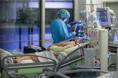 Auf einer Intensivstation wird ein Covid-Patient versorgt. Wegen der Coronalage verschieben die meisten Kliniken planbare Operationen. 