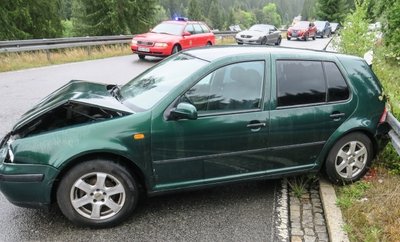 Eine 78-Jährige schleuderte mit ihrem VW am Mittwoch auf der S 272 bei Oberwildenthal auf regennasser Fahrbahn gegen beide Leitplanken. 