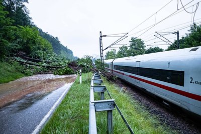 Durch einen Erdrutsch entgleiste ein ICE auf der Strecke zwischen Stuttgart und Schwäbisch Gmünd. Die Passagiere blieben laut einem Bahnsprecher unverletzt und wurden in der Nacht aus dem Zug evakuiert.