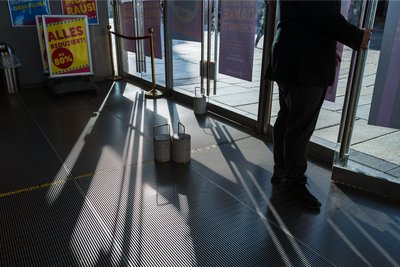 Der Sicherheitsdienst, wie er am 22. August 2024 die Türen der Galeria Kaufhof zum letzten Mal verschloss.