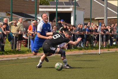 Nur selten ließen die Crottendorfer um Willy Schmiedel (r.) in der Defensive etwas zu. Notfalls auch mit etwas ruppigeren Mitteln, wie hier Olbernhaus Patrick Spartmann spüren muss.