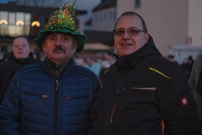 Mit dem Hut finden sich Dietmar Weiss und seine Frau in jedem Getümmel wieder. Sein Schwiegersohn Lars Rausch (r.) hat auch einen, den aber zu Hause vergessen.