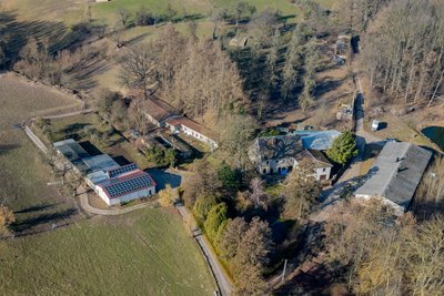 Ländliche Idylle im Hügelland. Doch auf dem Biohof in Jahnatal mussten jetzt 2500 Tiere gekeult werden.