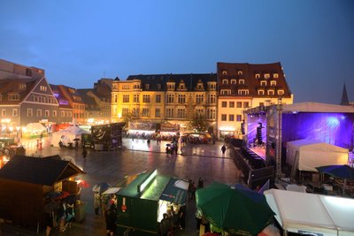 Freitagabend fegte ein Sturzregen vorübergehend den Hauptmarkt leer.