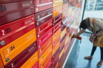 Soll sie Unterstützung bekommen? Eine Studentin leert ihren Briefkasten im Eingangsbereich eines Studentenwohnheims - auch dort werden Nebenkosten empfindlich steigen. 