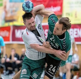 Hart angegangen: Nico Werner (l.) - mit 70 Toren in zwölf Spielen der beste HSG-Werfer in dieser Saison, hatte einen schweren Stand gegen den USV Halle. Er steuerte dennoch fünf Tore bei. 