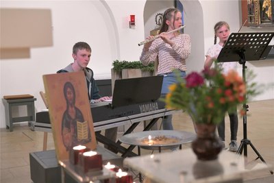 Jonathan, Josefine und Annika gestalteten zum Friedensgebet am Samstagabend in Freiberg ein musikalisches Programm.