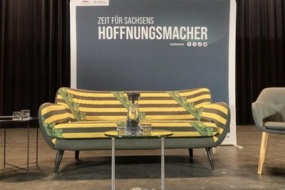 Das "Sachsensofa" ist eine Veranstaltung der Katholischen Akademie des Bistums Dresden-Meißen und der Evangelischen Akademie Sachsen. An wechselnden Orten werden Diskussionsrunden vor Publikum veranstaltet.