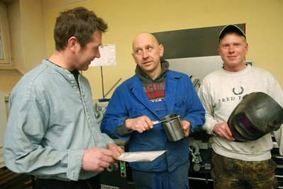Metallbaumeister Jan Langhammer (links) aus Erlbach hat sich in Siebenbrunn mit seiner neuen Firma selbständig gemacht. Zu den vier Mitarbeitern des 39-Jährigen gehören Uli Kollmus (Mitte) und Denny Eichelberger.