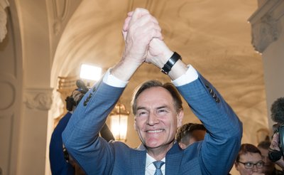 Burkhard Jung (SPD) jubelt beim Betreten des Rathauses.