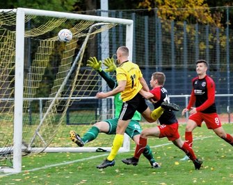 Ben Colin Weigel trifft per Kopf zum Tor des Tages beim 1:0-Sieg der SG Handwerk Rabenstein gegen Einheit Kamenz. 