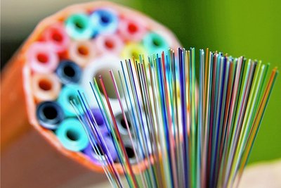So sieht ein Bündel aus Glasfaserkabeln aus - hier vor einem Leerrohr für ein Glasfasernetzwerk, wie es in Schwarzenberg entsteht. 