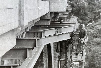 Günter Fickert (links) strich als junger Mann im Sommer 1961 die Stahlträger der Elstertalbrücke.