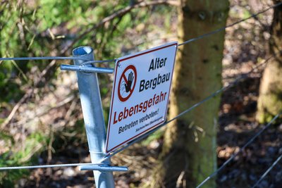 Schilder warnen: Es besteht Lebensgefahr.