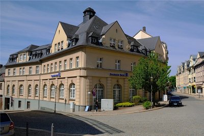 Die Deutsche Bank ist in Reichenbacher in dieses denkmalgeschützte Wohn- und Geschäftshaus an der Ecke Bahnhofstraße/Roßplatz eingemietet. Noch in diesem Jahr soll die Filiale schließen.