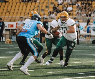 Bis hierhin und nicht weiter: Robert Kahlke (r.) hat nicht nur die Aufgabe, seinen Quarterback zu beschützen. Im Spiel bei den Panthers Wroclaw blockt er den Weg für seinen Runningback frei. 