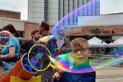 Maximilian (8 Jahre) im Grundkurs Physik an der Seifenblasenkanone.