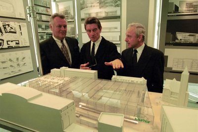 Kaufhof-Vertreter Wolfgang Kraus, Architekt Helmut Jahn und Ex-OB Peter Seifert 1999 über dem Modell.