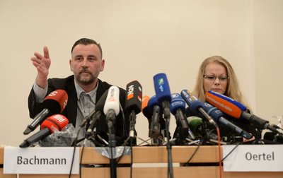 Auftritt vor etwa 100 Journalisten: Lutz Bachmann und Kathrin Oertel am Montagvormittag in Dresden - sie wurden unter Polizeischutz in den Saal geführt.