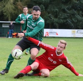 Am Wochenende geht es für die Landesklasse-Teams des ESV Lok Zwickau und der SpVgg Reinsdorf-Vielau mit dem Punktspielbetrieb los. Das erste Derby beider Mannschaften ist am 21. November geplant. In der abgebrochenen Saison 2020/21 verlor Reinsdorf-Vielau das Aufeinandertreffen am 18. Oktober 2:3. Nach der 2:0-Führung der Spielvereinigung hatte Luke-Leon Neuper (rechts) mit zwei Toren innerhalb von drei Minuten den Ausgleich für Lok erzielt. Kurz vor Schluss mussten Richard Sachs (links) und seine Teamkameraden sogar noch das 2:3 hinnehmen. 