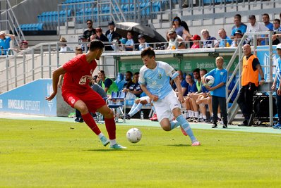 Niclas Walther (rechts) im Zweikampf mit einem Berliner Spieler.