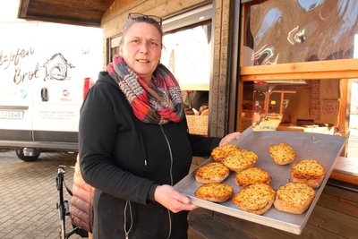 Britt Jürgens mit den Knoblauchbroten, dessen Rezept die Ellefelder selbst entwickelt haben.
