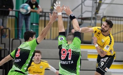 Augen zu und durch: Der Oberlosaer Jan Skalda (rechts) zieht den Ball am Block der Hildesheimer vorbei. 