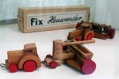 Neben kleinen Eisenbahnen und Lastzügen gehörten auch landwirtschaftliche Geräte wie dieser Heuwender zum Spielzeug.