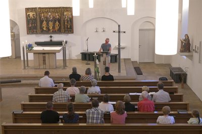 Am Friedensgebet in der Katholischen Kirche St. Johannis an der Chemnitzer Straße in Freiberg nahmen über 60 Besucher teil. Stefan Lauerwald las aus Anatolyi Feodosyewytsch Lewizkyjs Kriegberichten aus der Ukraine.