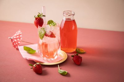 Erdbeer-Basilikum-Sirup wird mit Crushed Ice und Tonic Water zur perfekten Erfrischung.