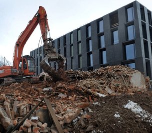 Der Abriss der Ruine am Medienzentrum in Mittweida ist bereits abgeschlossen. Hier will die Bäckerei Illgen GmbH aus Großschirma ein Wohn- und Gewerbeobjekt erreichten lassen.