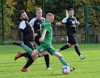 Christoph Friedrich (am Ball) steuerte am Sonntag einen Treffer zum Heimerfolg des SV Mülsen St. Niclas bei. 