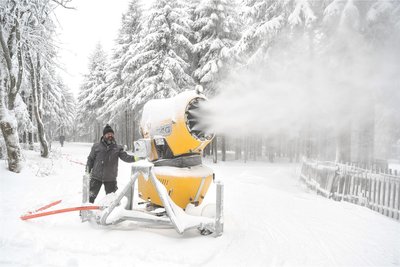 An den vergangenen Tagen liefen aufgrund der ordentlichen Kältegrade die Schneekanonen in der Skiarena auf Hochtouren. Pistenchef Enrico Anfelder und seine Helfer konnten beste Bedingungen schaffen.
