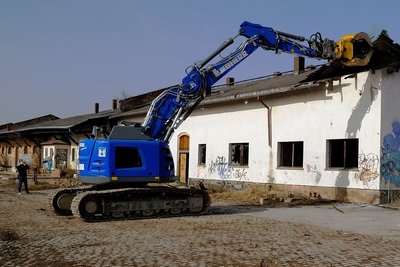 Oberbürgermeister Raphael Kürzinger setzte persönlich den Greifer des Baggers am ersten Gebäude an. 