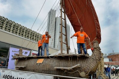 Abenteurer Dominique Görlitz (rechts) ankerte mit seinem Schilfboot "Abora IV" an der Stadthalle.