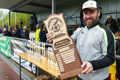 Neben dem großen Wanderpokal hatten David Hofmann und seine Mitstreiter auch viele kleine Trophäen für alle Teams parat.